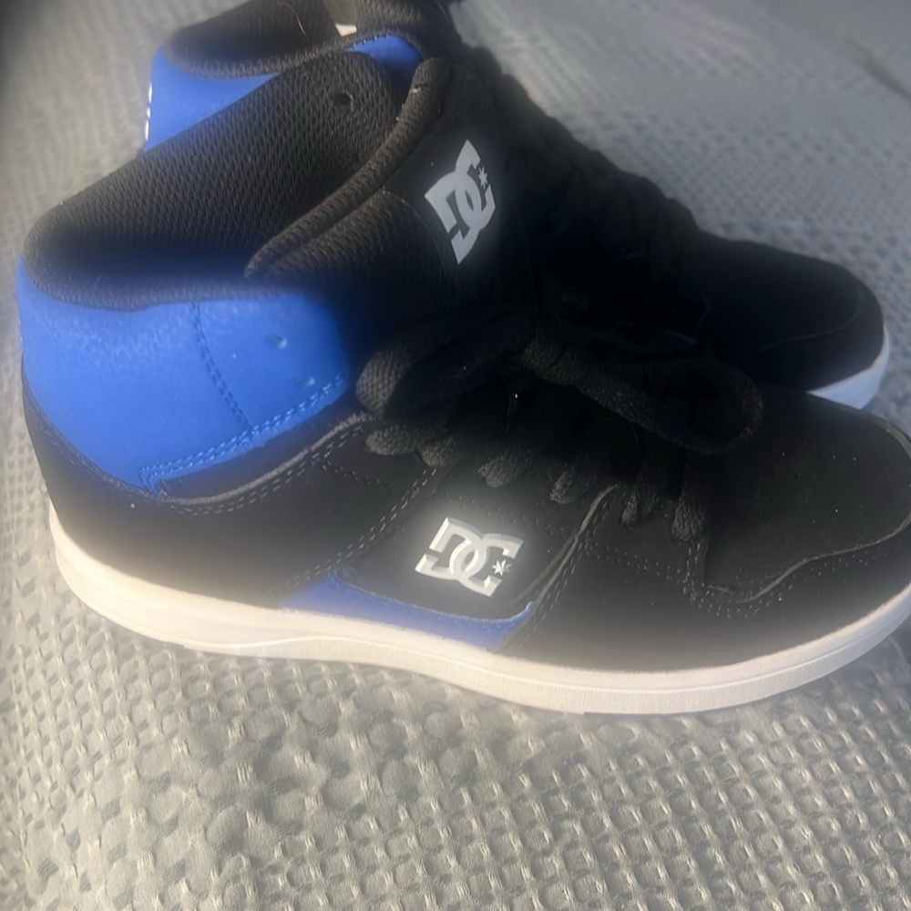 Boys sneakers size 3